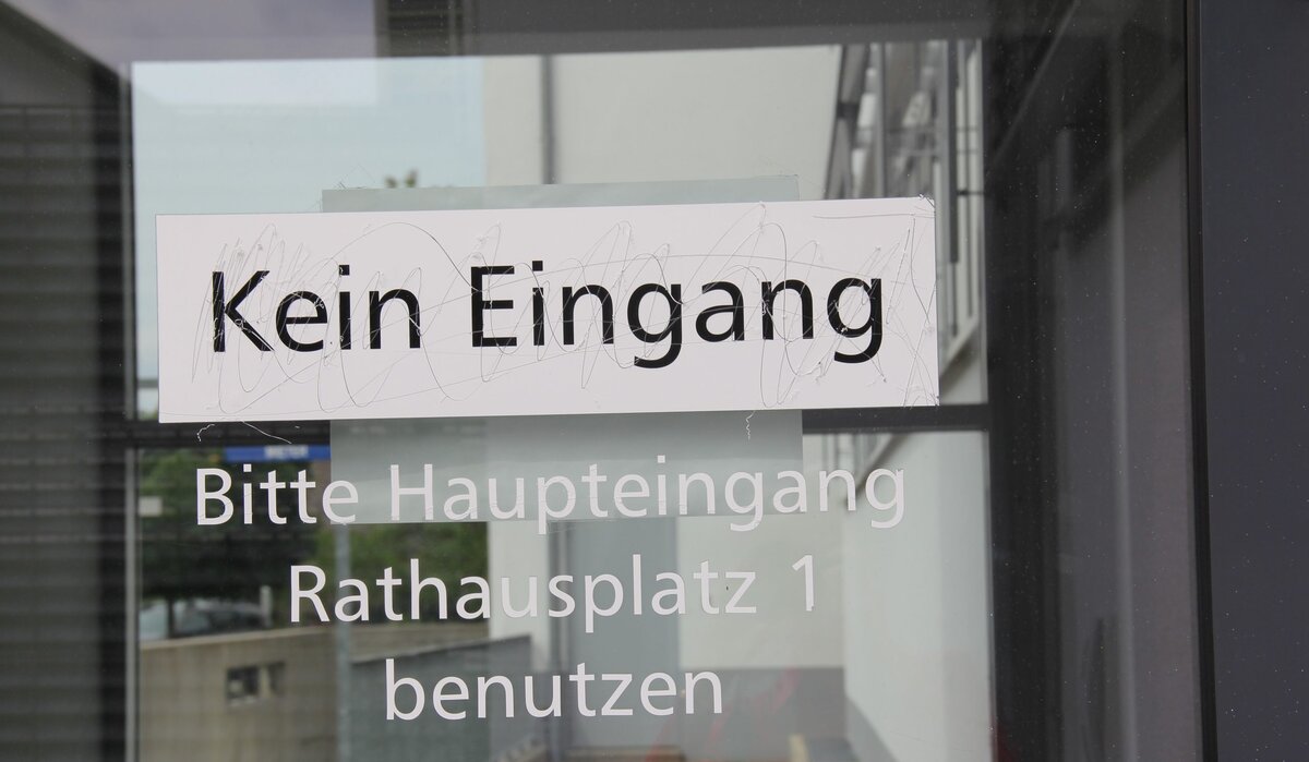 oa_rathausnebeneingang_vandalismus1