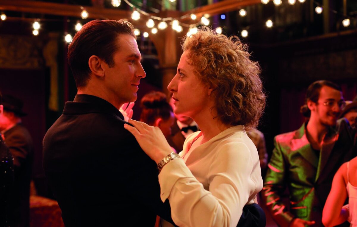 Ich bin dein Mensch, 01