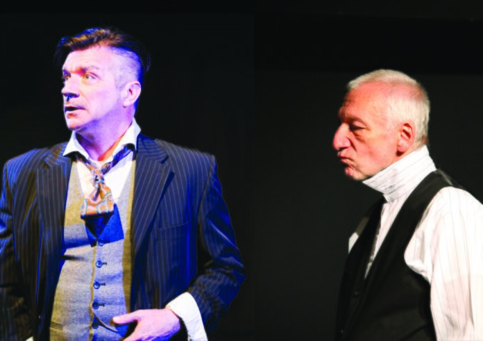 Inspektor-Probenbild1 Oliver Kai Müller und Erich Schaffner (von links) während einer Probe von „Ein Inspektor kommt“. Foto: BüchnerBühne