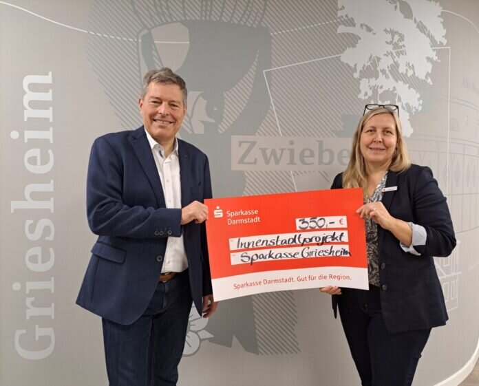 Foto mit Bürgermeister Geza Krebs-Wetzl und Sparkassen-Filialdirektorin Jacqueline Rinne. © Stadt Griesheim