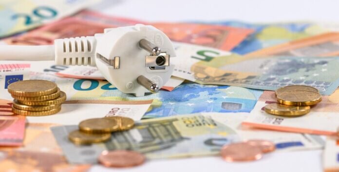 money-g82991b411_1920