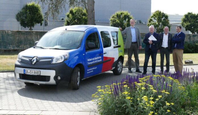 csm_KAGEL_20250524_Übergabe_Elektrofahrzeug_HEAG_mobilo_Quelle_EAD_474d6c2fd0