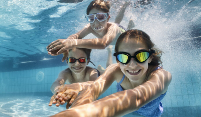 csm_Kinder_beim_Tauchen_unter_Wasser_9a608ff42f