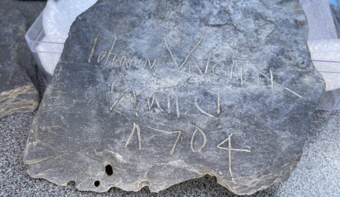 csm_Grabungen_Stadtkirche_Schiefertafel_mit_der_eingravierten_Schrift_Johan_Valentin_Granel_1704_Quelle_Wissenschaftsstadt_Darmstadt_e17ffb91d4