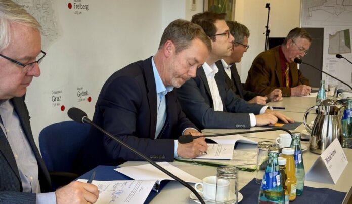 csm_Konversionsfläche_Airfield_Areal_Unterzeichnung_Koordinationsvertrag_Stadt_Darmstadt_und_Stadt_Griesheim_20251103_Quelle_Wissenschaftsstadt_Darmstadt_24a72fbb13