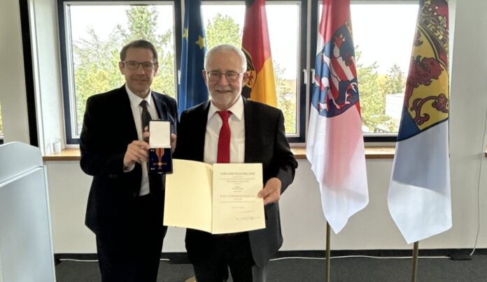 csm_Wilhelm_Kins_erhält_Verdienstkreuz_am_Bande_der_Bundesrepublik_Deutschland_Quelle_Wissenschaftsstadt_Darmstadt_08df6dafe8