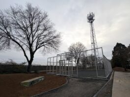 „Baustelle betreten verboten!“ heißt es derzeit noch für die Skateanlage am Freizeitgelände Süd. Hinter dem verschlossenen Tor steht bereits der fertiggestellte Edelstahl-Cage, dessen Konstruktion mit den eingespannten Stahlseilelementen gut zu erkennen ist. Diese besondere Bauweise bildet den sogenannten „Silent Cage“, der Ballspielgeräusche deutlich reduziert. Die Anlage fügt sich bereits gut in das Freizeitgelände ein. Foto: Stadt Griesheim