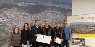 Spende in Griesheim Die Vorsitzenden Sascha Laubach (3.v.r.) und Günther Lorenz (2.v.r.) von den Black Souls e. V. überreichen im Beisein von Bürgermeister Geza Krebs-Wetzl (3.v.l.), den Schulleiterinnen Ina James (CMS, 2.v.l.) und Michaela Fröhlich (FES, 1.v.l.) sowie Christian Grunwald (Jugendförderung, 1.v.r.) eine Spende über 500 Euro zur Unterstützung der Hausaufgabenhilfen. Foto: Stadt Griesheim