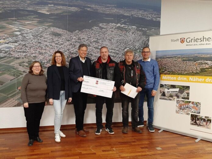 Presse Griesheim 20251208 - Spendenübergabe Hausaufgabenhilfe©Stadt Griesheim Die Vorsitzenden Sascha Laubach (3.v.r.) und Günther Lorenz (2.v.r.) von den Black Souls e. V. überreichen im Beisein von Bürgermeister Geza Krebs-Wetzl (3.v.l.), den Schulleiterinnen Ina James (CMS, 2.v.l.) und Michaela Fröhlich (FES, 1.v.l.) sowie Christian Grunwald (Jugendförderung, 1.v.r.) eine Spende über 500 Euro zur Unterstützung der Hausaufgabenhilfen. Foto: Stadt Griesheim