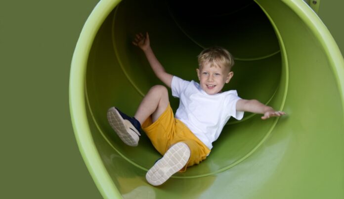 csm_Kind_Junge_Rutsche_Spielplatz_Quelle_Shutterstock_Natalia_Maliseva_6dfcffd2a2