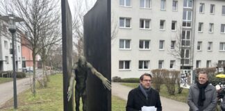 „Mann aus der Enge heraustretend II“