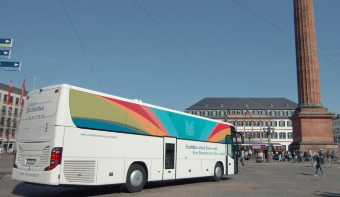 csm_Bücherbus_vor_dem_Langem_Lui_Quelle_Stadtbibliothek_3088a07d6d