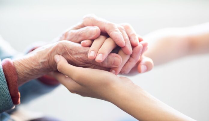 csm_Hände_Helfen_Seniorin_Quelle_Shutterstock_Maliutina_Anna_62dc63d053