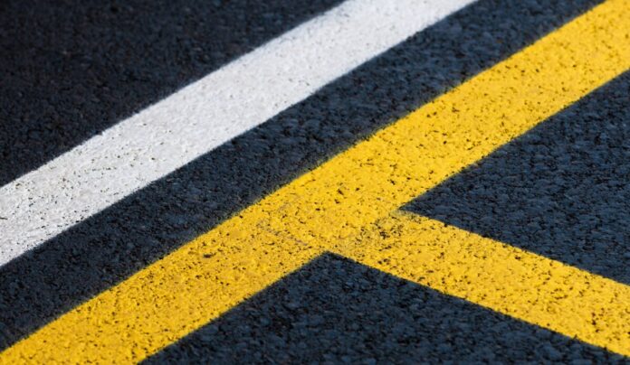 csm_Straße_Markierung_Quelle_Shutterstock_Bits_And_Splits_fea1201994