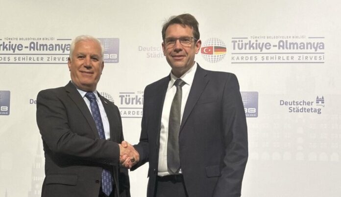 csm_Deutsch-türkische_Stadtspitzen_treffen_in_Istanbul_zusammen_Foto_3_OB_Hanno_Benz_OB_aus_Bursa_Mustafa_Bozbey_Quelle_Wissenschaftsstadt_Darmstadt_2055b565a0